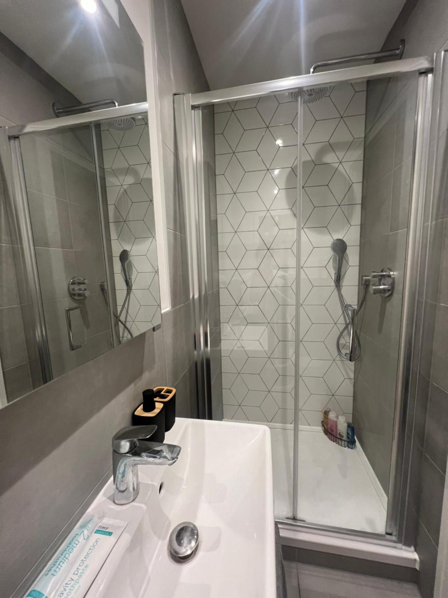 London Heathrow Airport Apartment Voyager House Terminal 12345 - Ev Electric And Parking Available! Хилингдън Екстериор снимка
