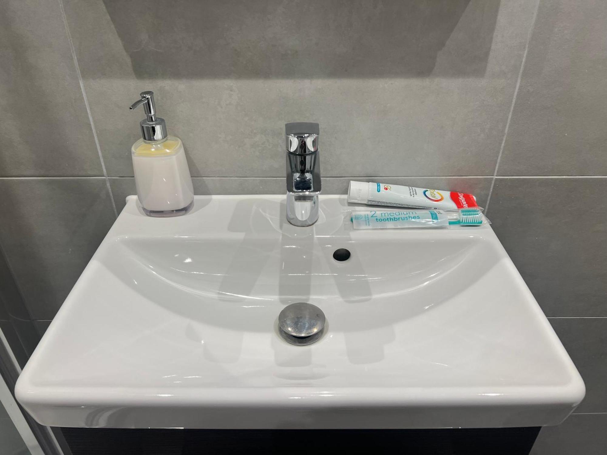 London Heathrow Airport Apartment Voyager House Terminal 12345 - Ev Electric And Parking Available! Хилингдън Екстериор снимка