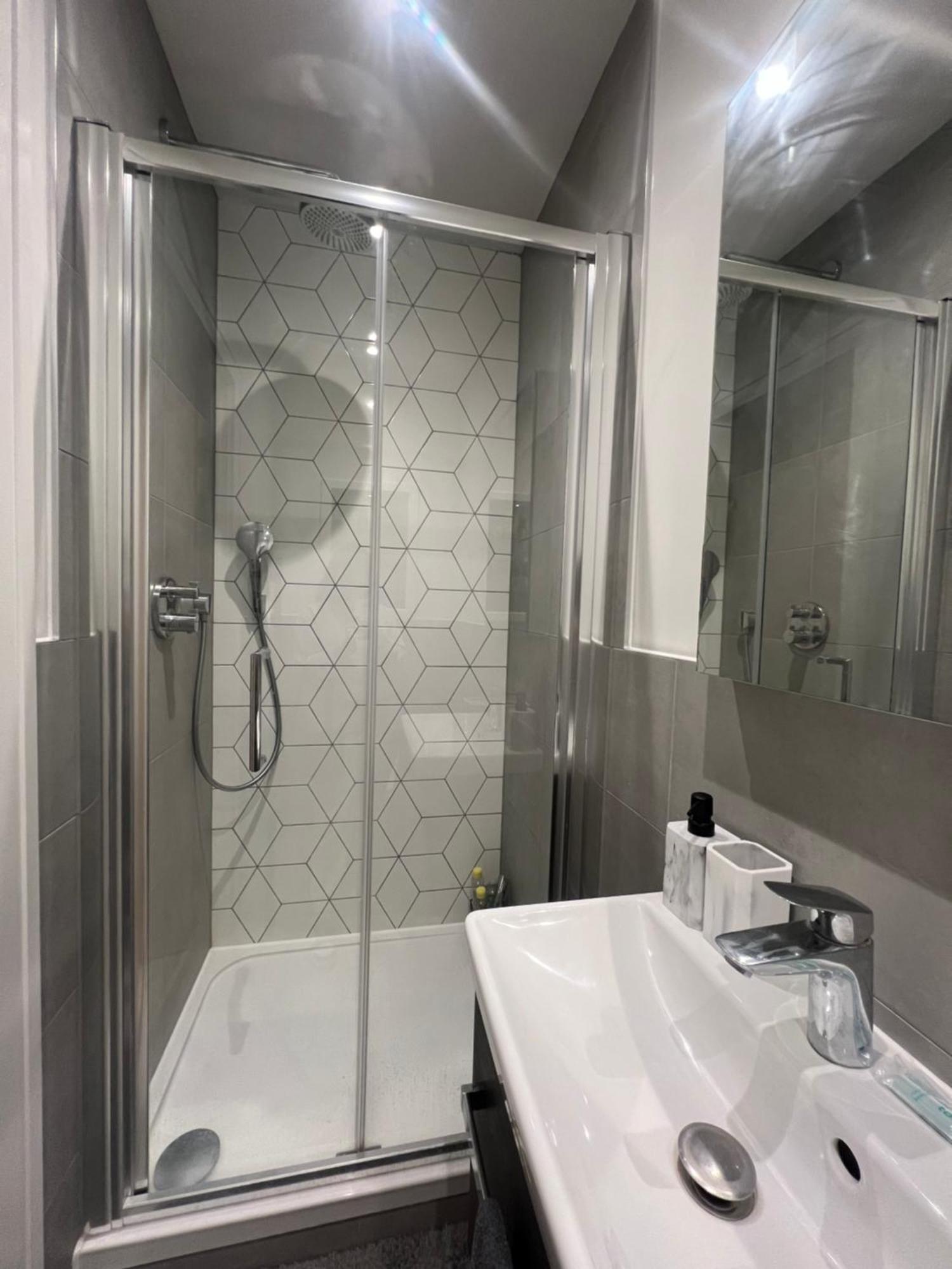 London Heathrow Airport Apartment Voyager House Terminal 12345 - Ev Electric And Parking Available! Хилингдън Екстериор снимка